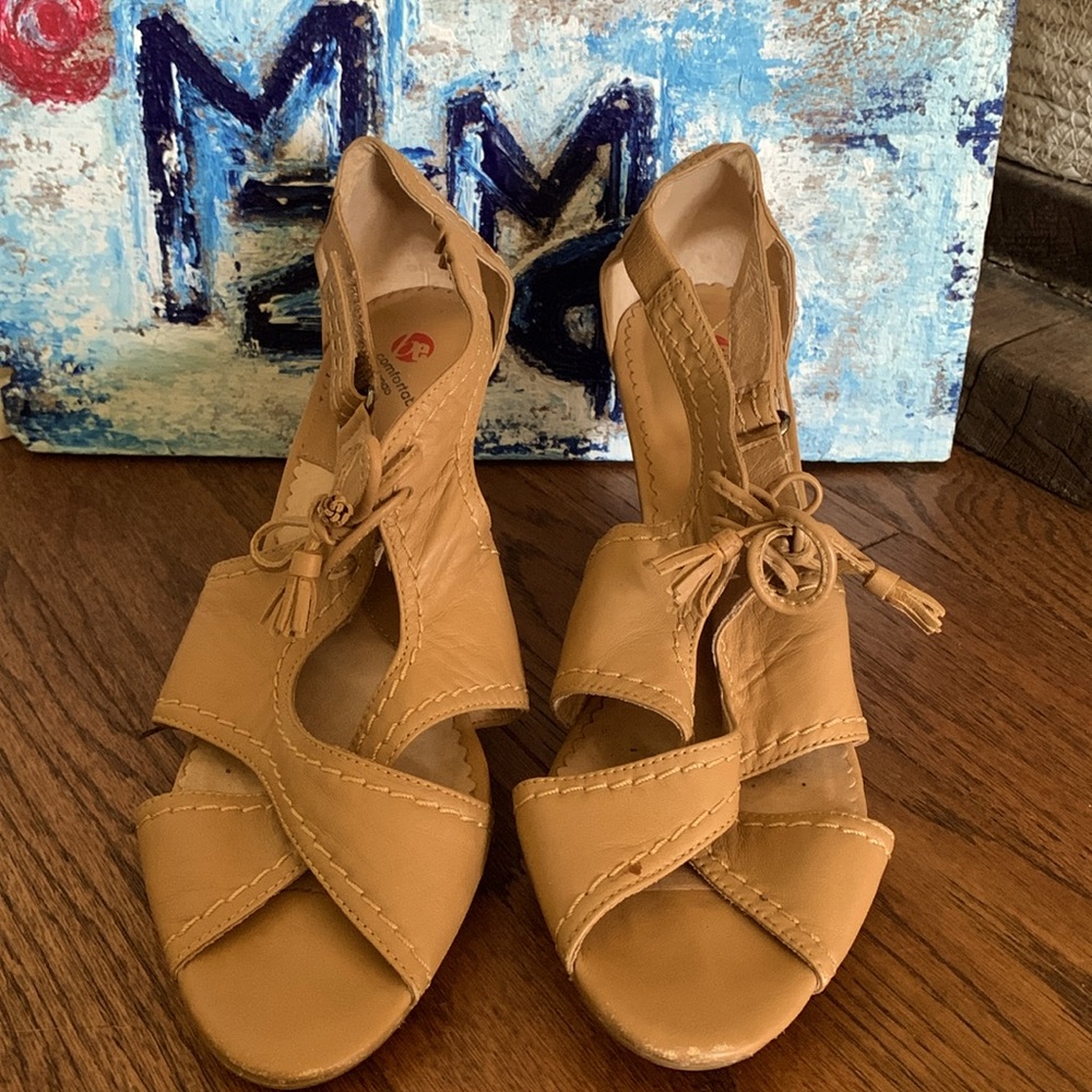 be Comfortable Blondo Heeled Sandals Tan Leather Peep Toe Sz 8M - Picture 6 of 16